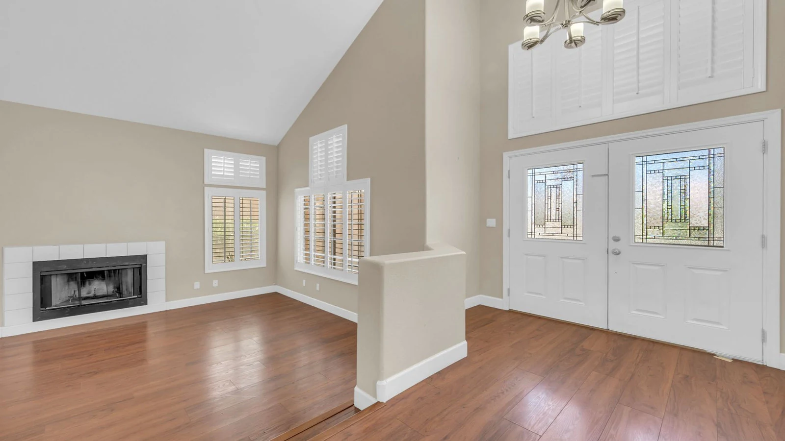 Entryway vaulted ceiling double doors real estate photography Ahwatukee AZ | The Listing Bees