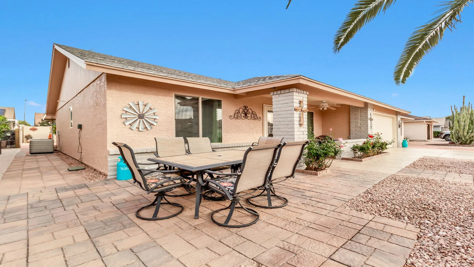 Exterior patio dining real estate photography Gold Canyon AZ | The Listing Bees