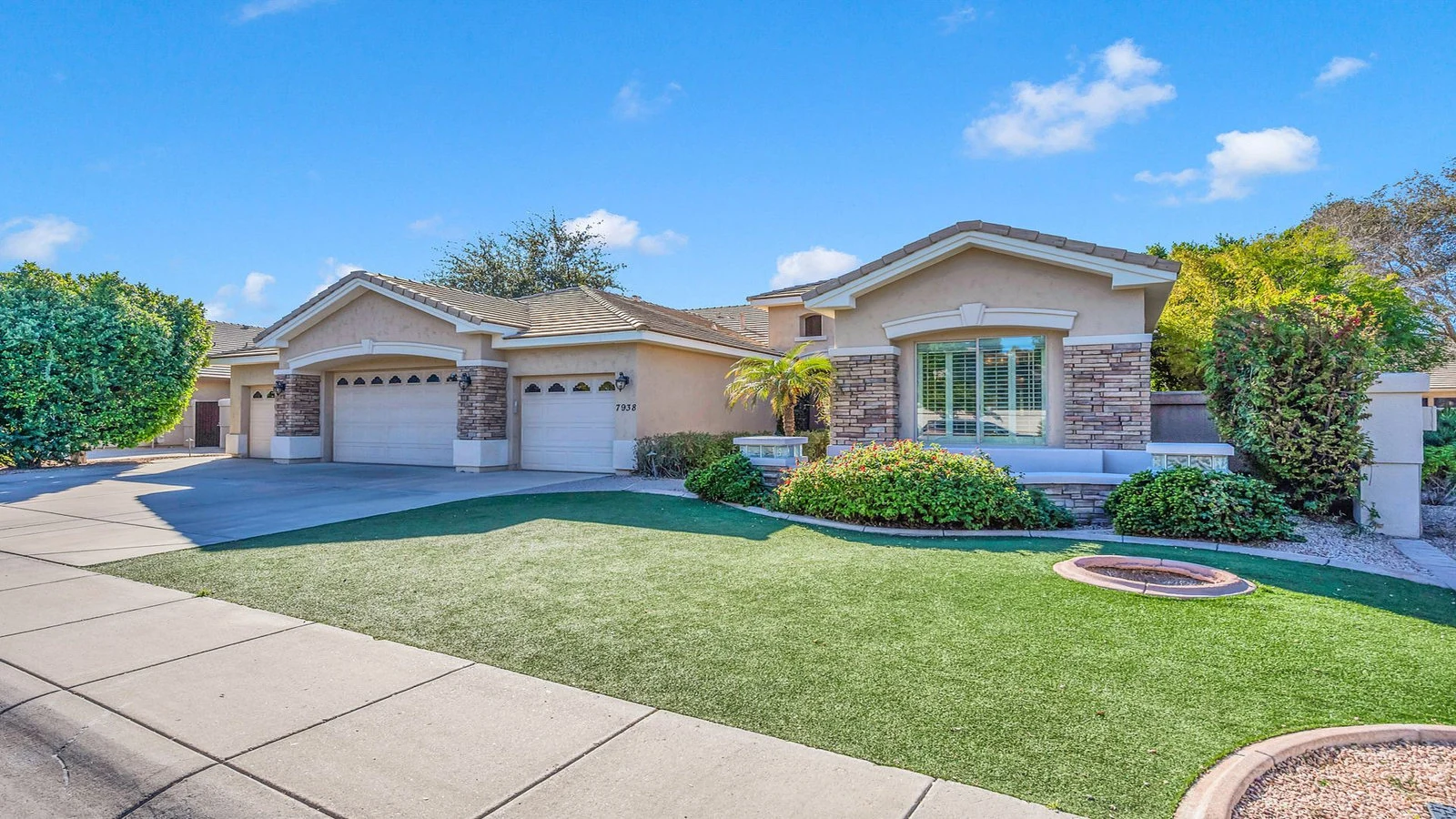 Single-story Tempe home with green lawn