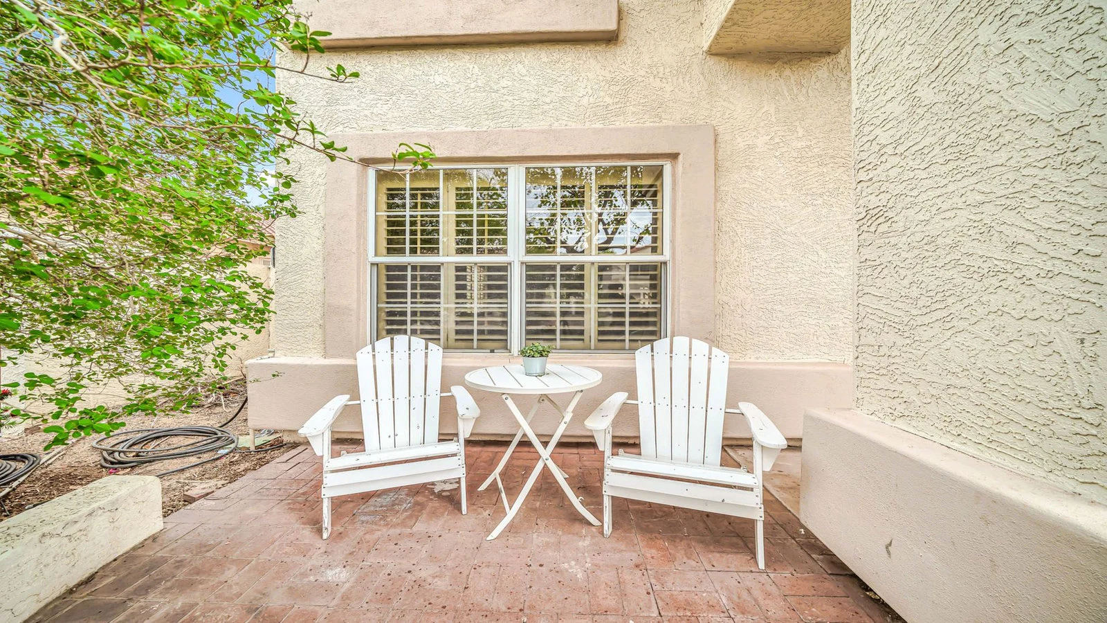 Patio two white chairs table by window real estate photography Glendale AZ | The Listing Bees
