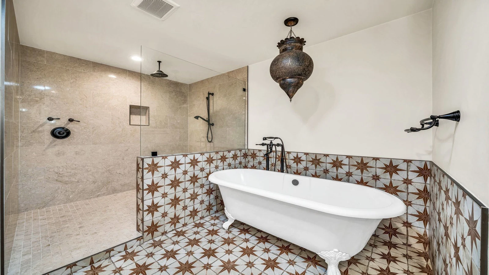 Clawfoot tub bathroom real estate photography Paradise Valley AZ | The Listing Bees