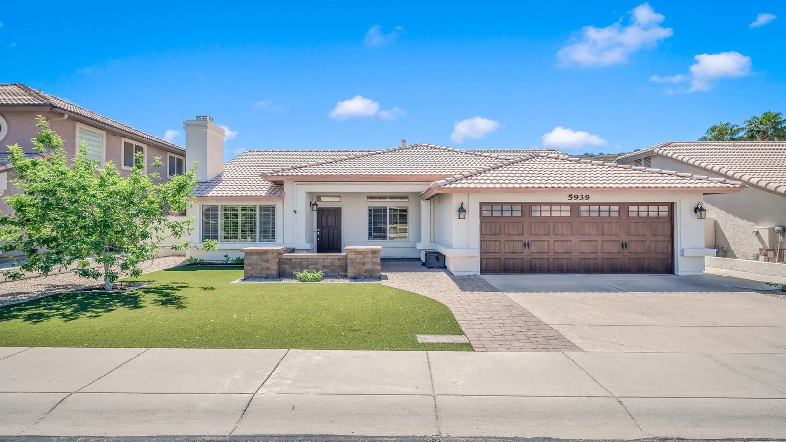 Single-story detached house brown garage door green lawn real estate photography Glendale AZ | The Listing Bees
