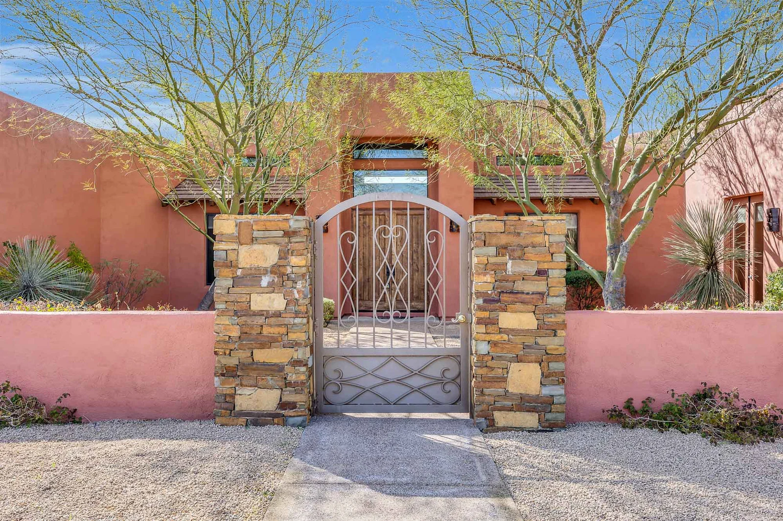 Southwestern house stone gate real estate photography Cave Creek AZ | The Listing Bees