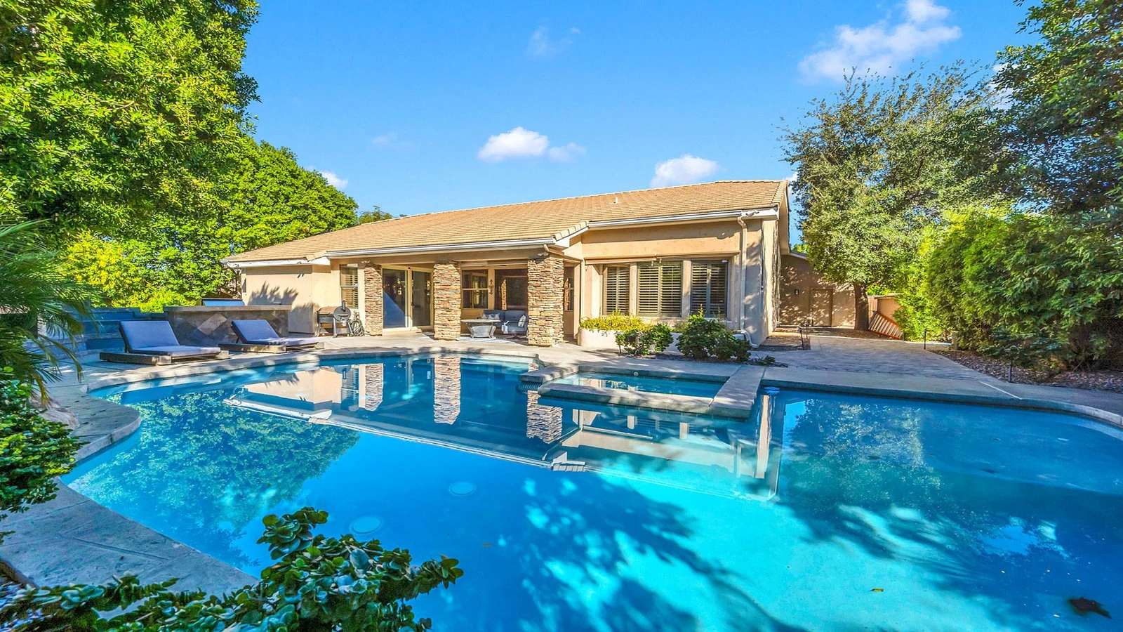 Tempe house large swimming pool real estate photography Tempe AZ | The Listing Bees