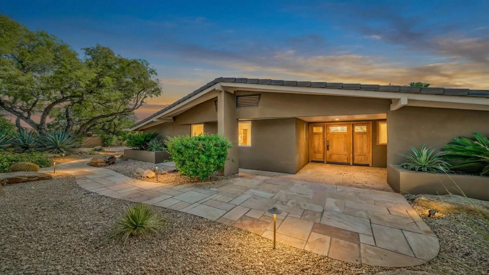 Twilight exterior front real estate photography Paradise Valley AZ | The Listing Bees
