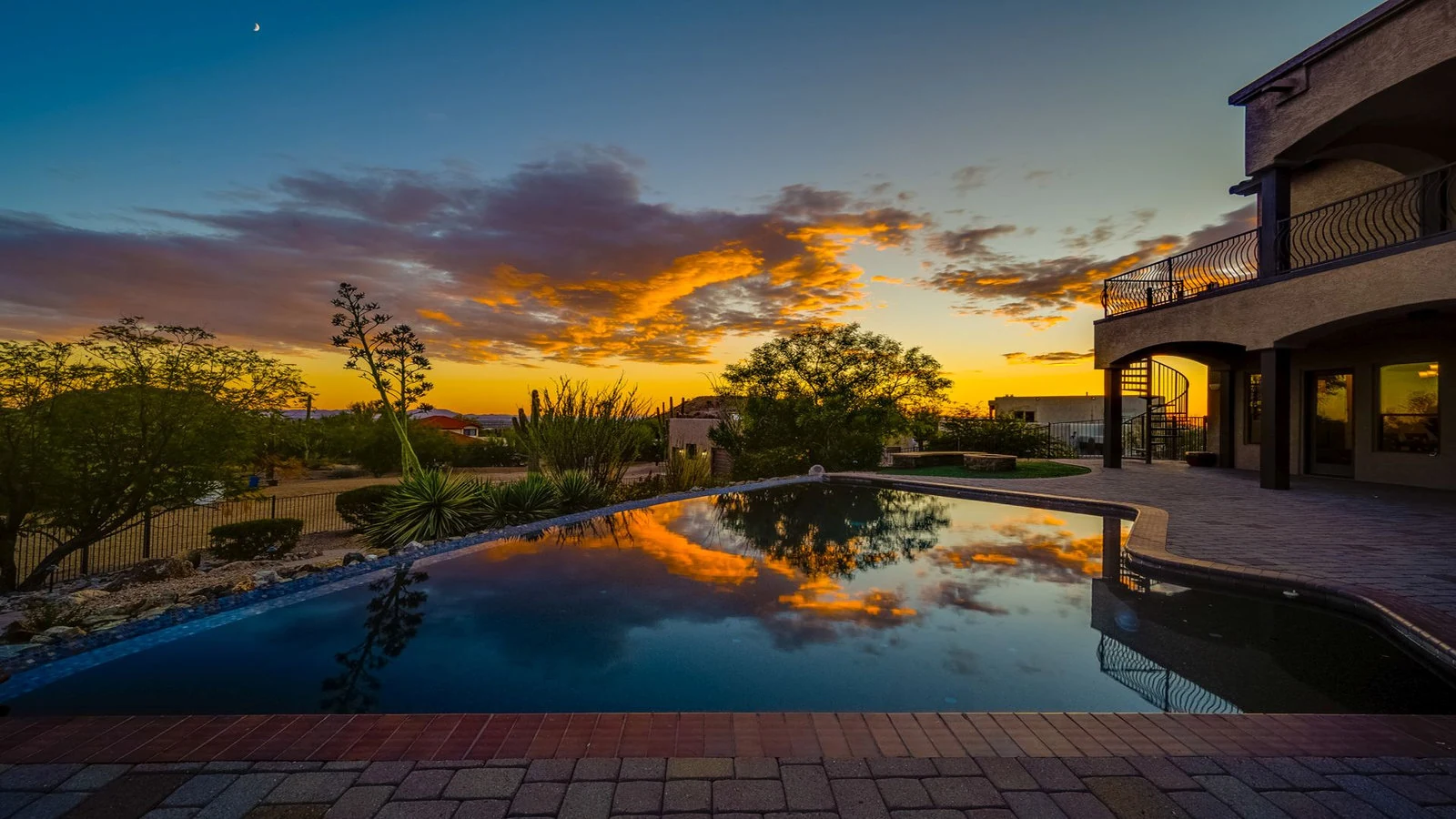 Twilight infinity pool real estate photography Gold Canyon AZ | The Listing Bees